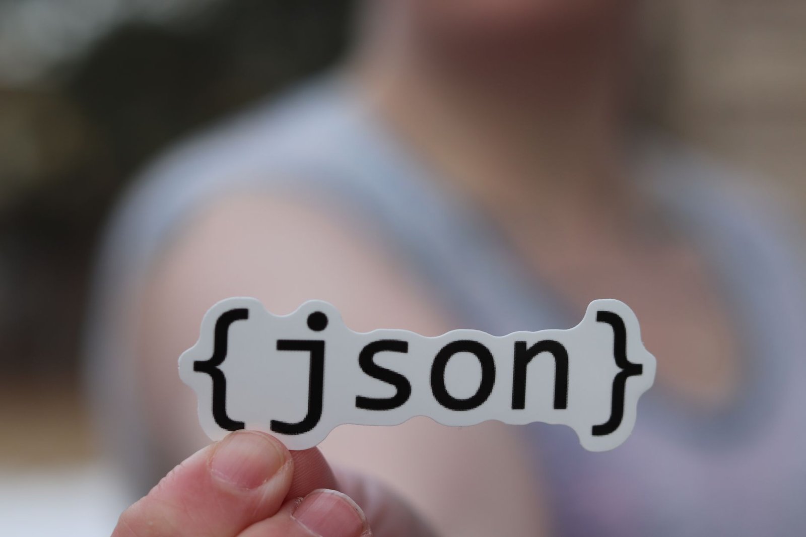 Tableau de bord de conception d'API avec des exemples de requêtes et de réponses JSON.