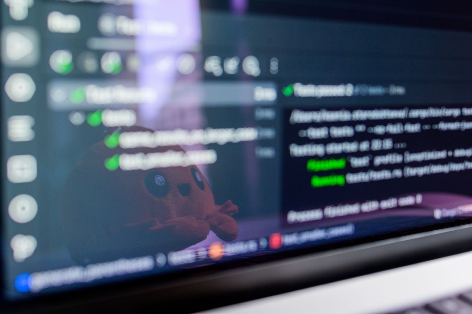 Développeur travaillant sur du code avec des schémas d'architecture cloud en arrière-plan.