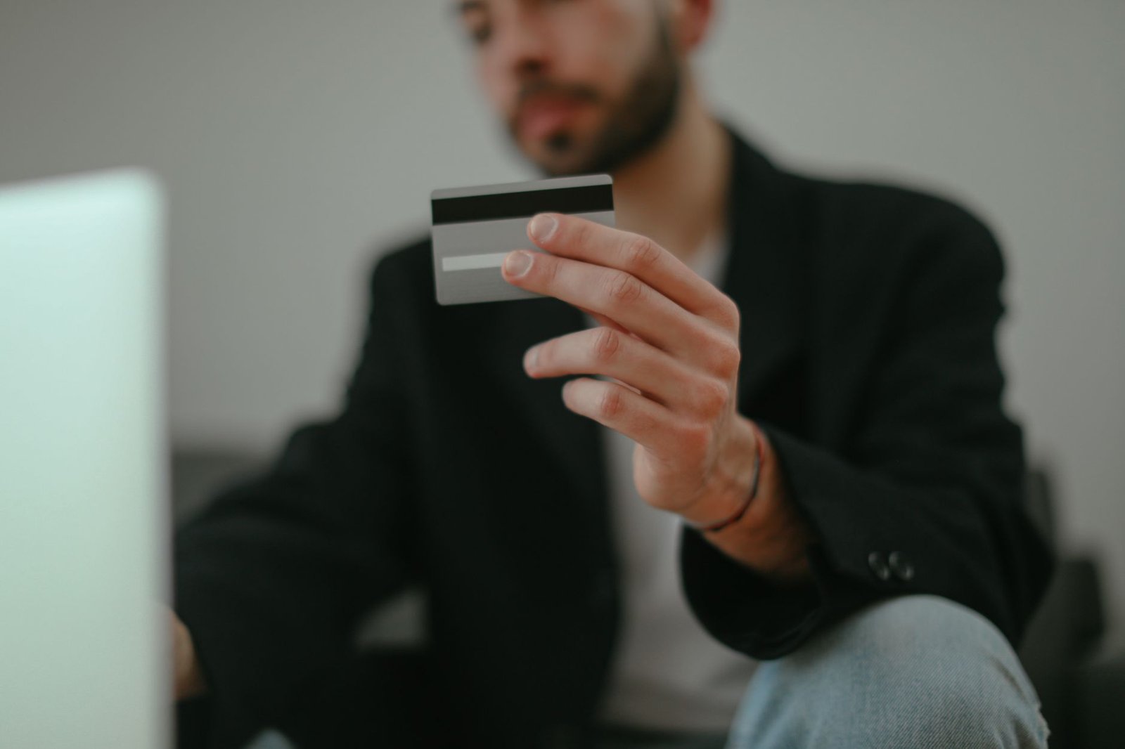 Icônes de sécurité numérique protégeant un site e-commerce.