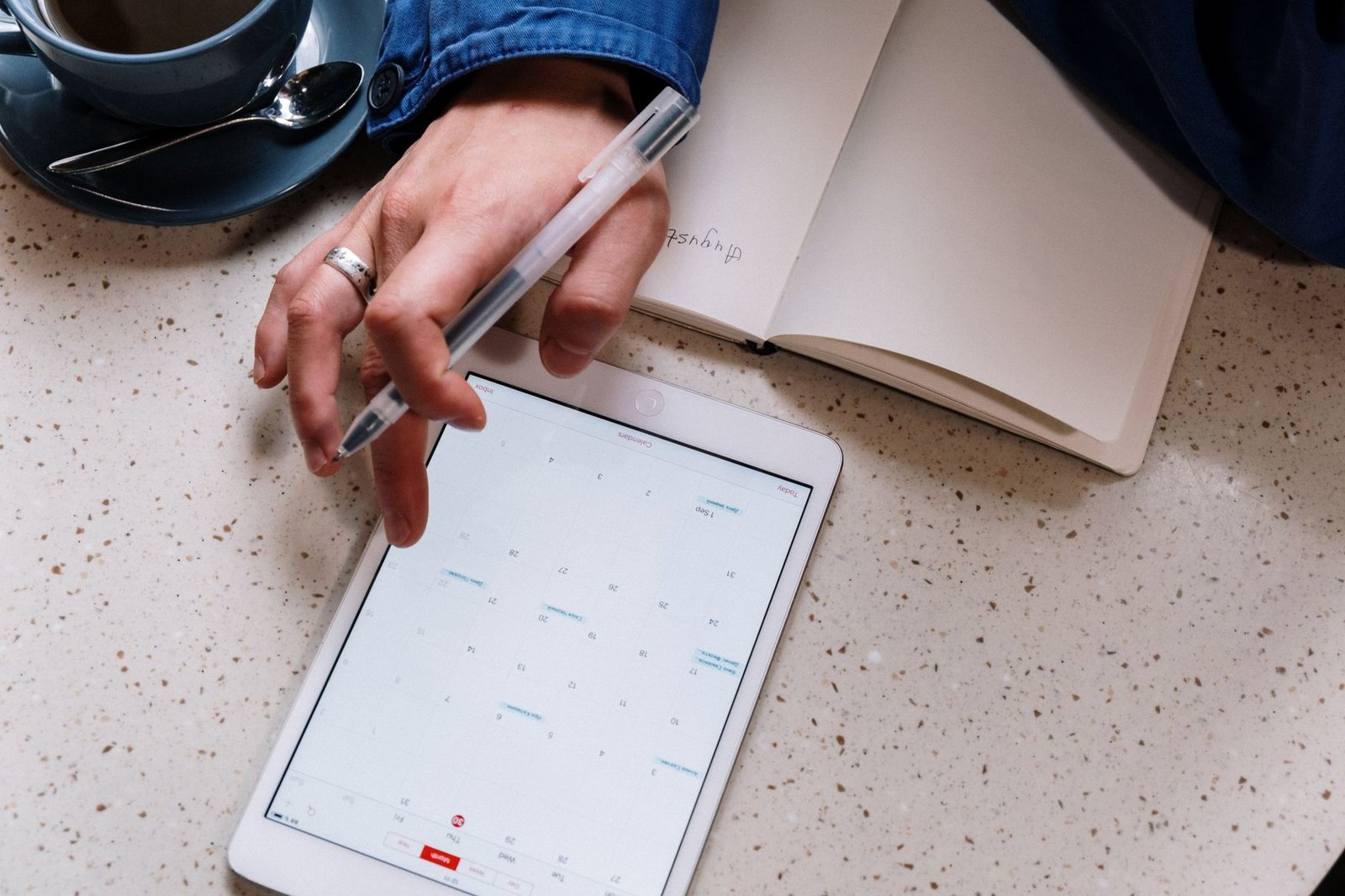 Représentation visuelle de l'intelligence artificielle interagissant avec un calendrier de rendez-vous.