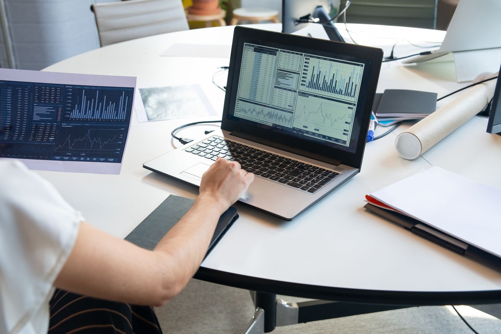 Équipe d'experts SEO analysant des données sur des écrans