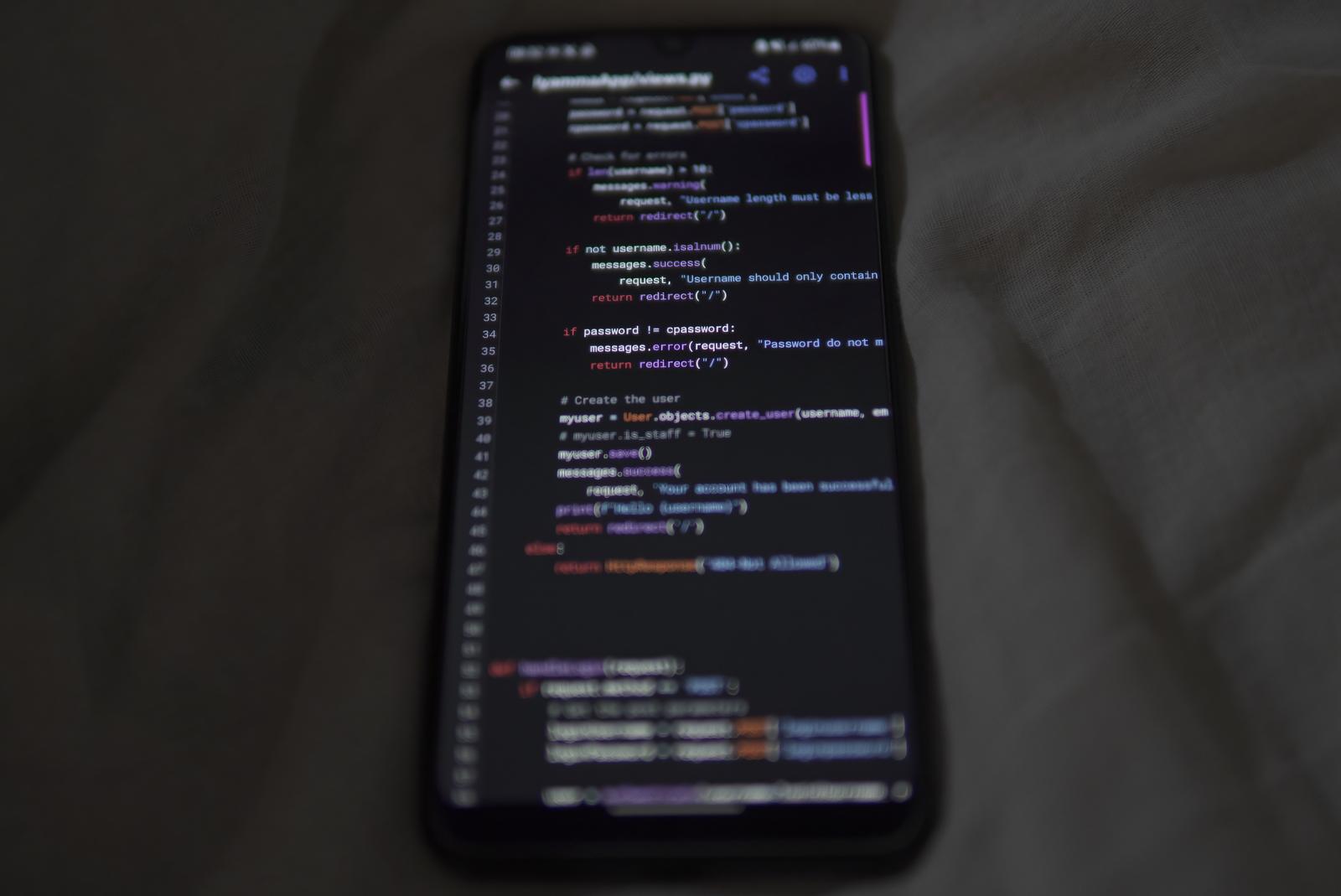 Équipe de développeurs travaillant sur des écrans d'ordinateur, avec des schémas de code et des maquettes d'applications.