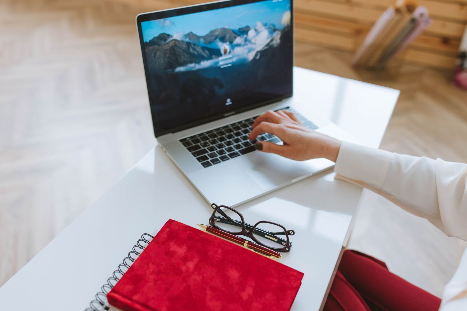 Personne travaillant sur un ordinateur portable, illustrant la flexibilité et l'accessibilité du SaaS.