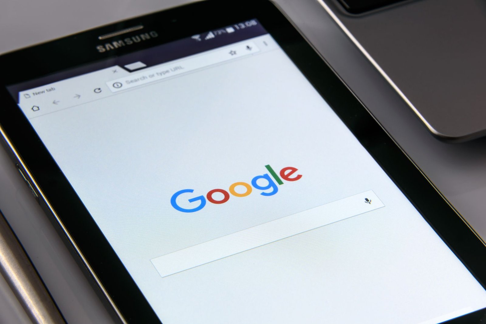 Équipe d'experts SEO collaborant autour d'un ordinateur
