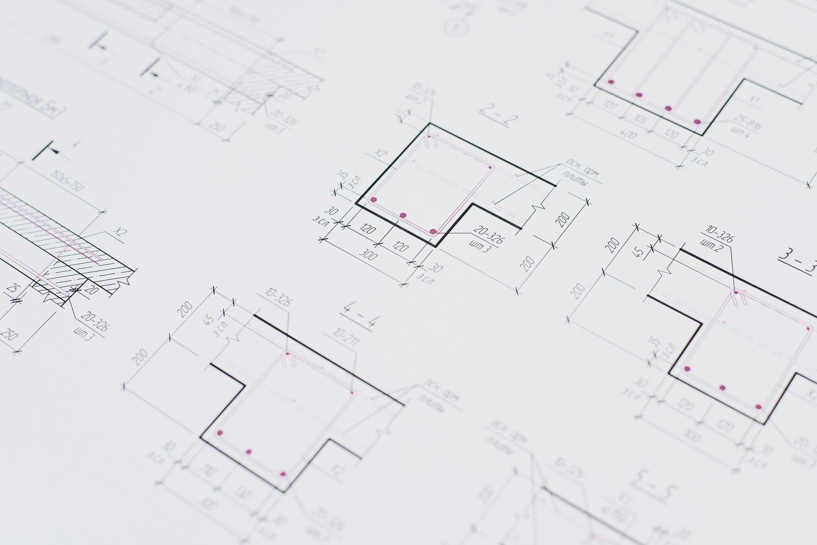 Représentation visuelle de multiples microservices communiquant entre eux, architecture distribuée