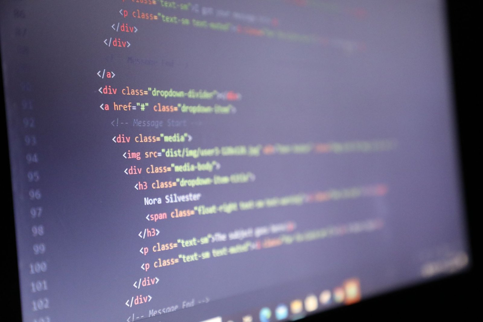 Évaluation d'hébergeurs web sur un écran d'ordinateur avec des étoiles.