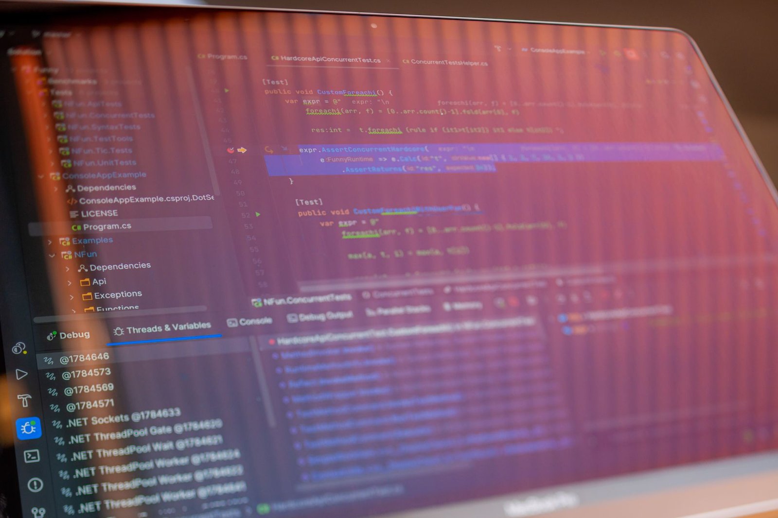 Code source JavaScript sur écran d'ordinateur, représentant Vue.js et React