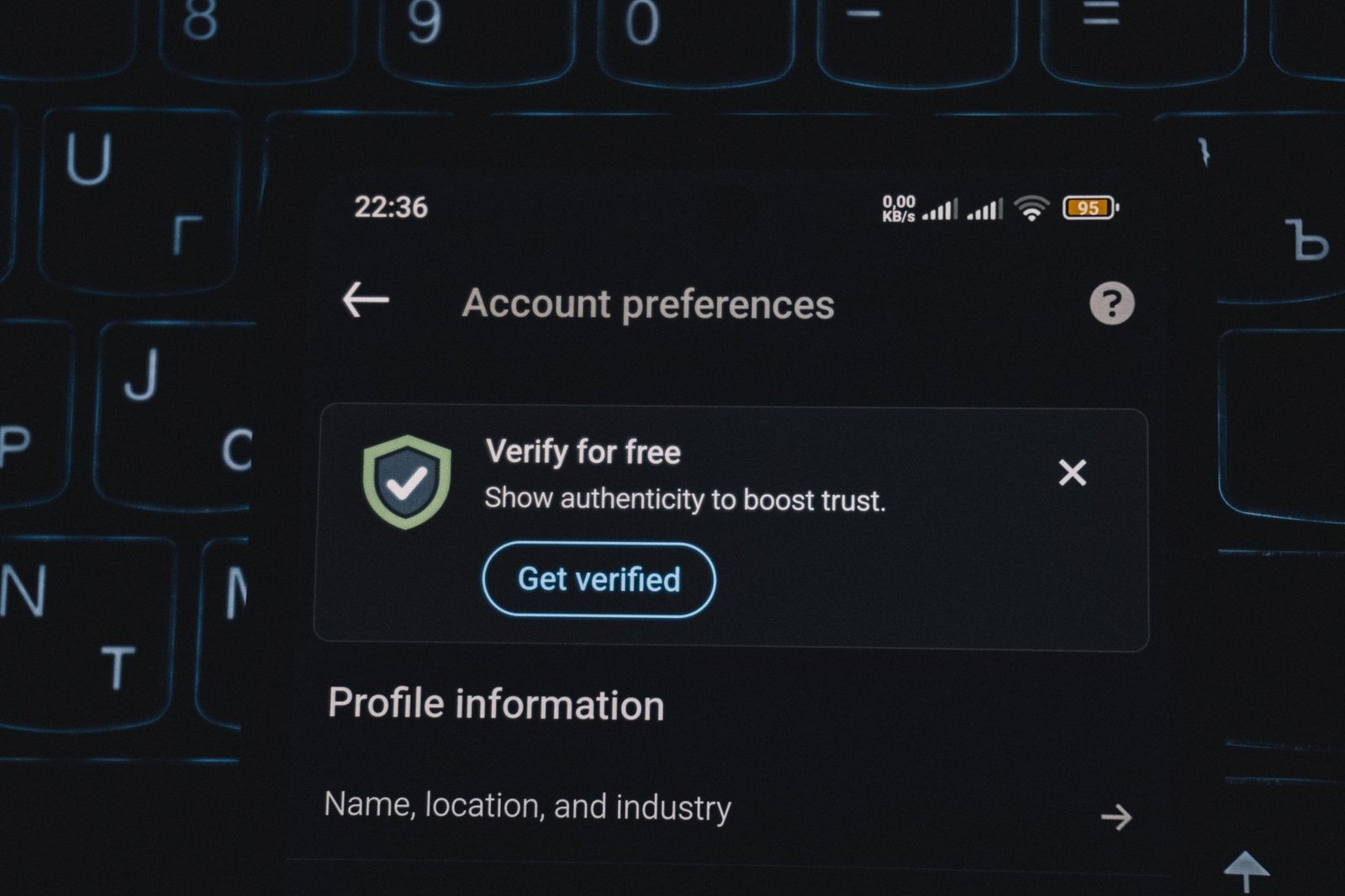 Icône de cadenas et de bouclier sur un écran de smartphone, symbolisant la sécurité API mobile.