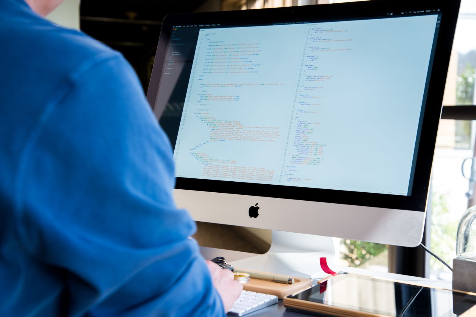 Développeur travaillant sur un projet de microservices