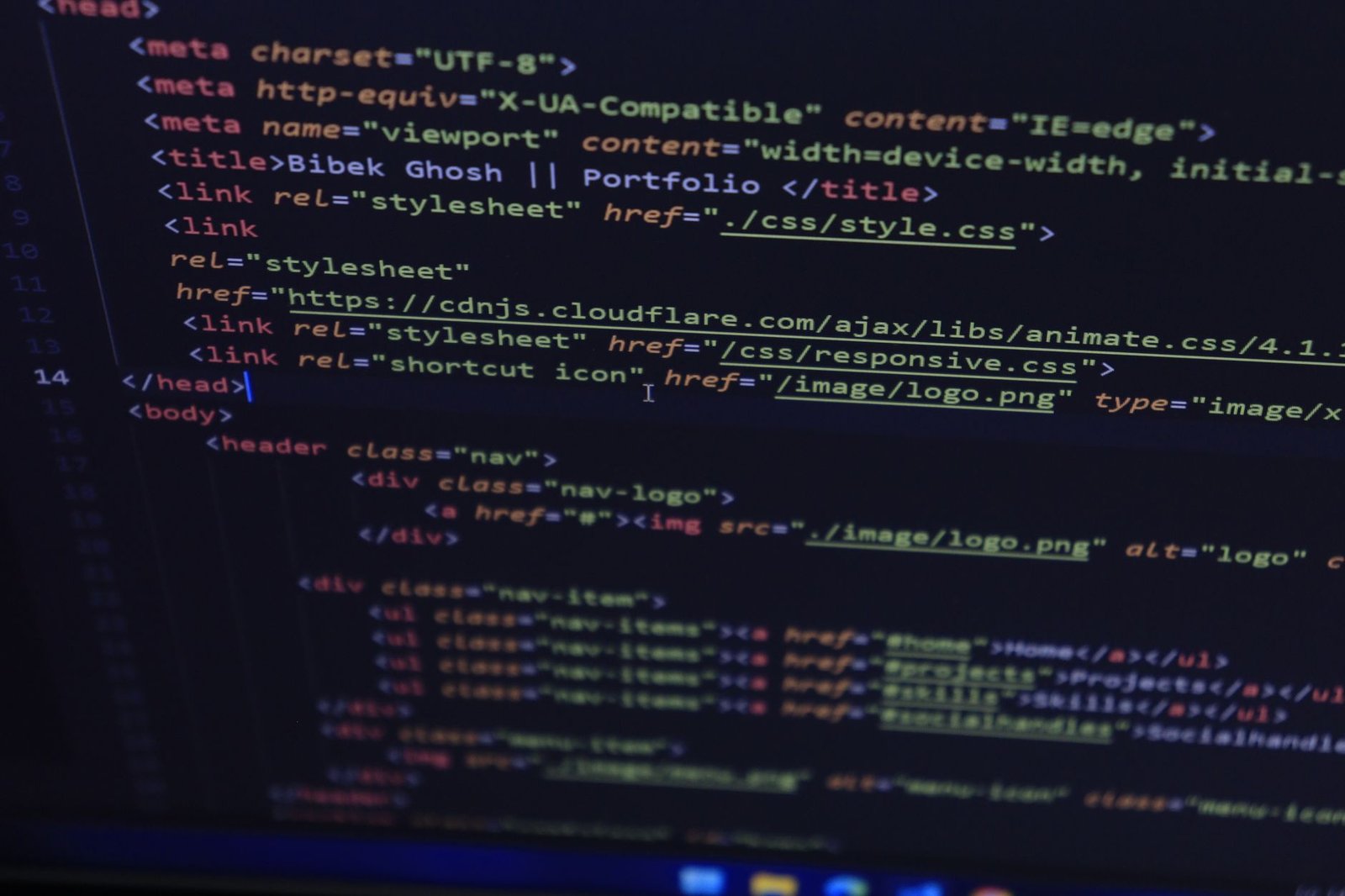 Écran d'ordinateur affichant du code de développement web et mobile