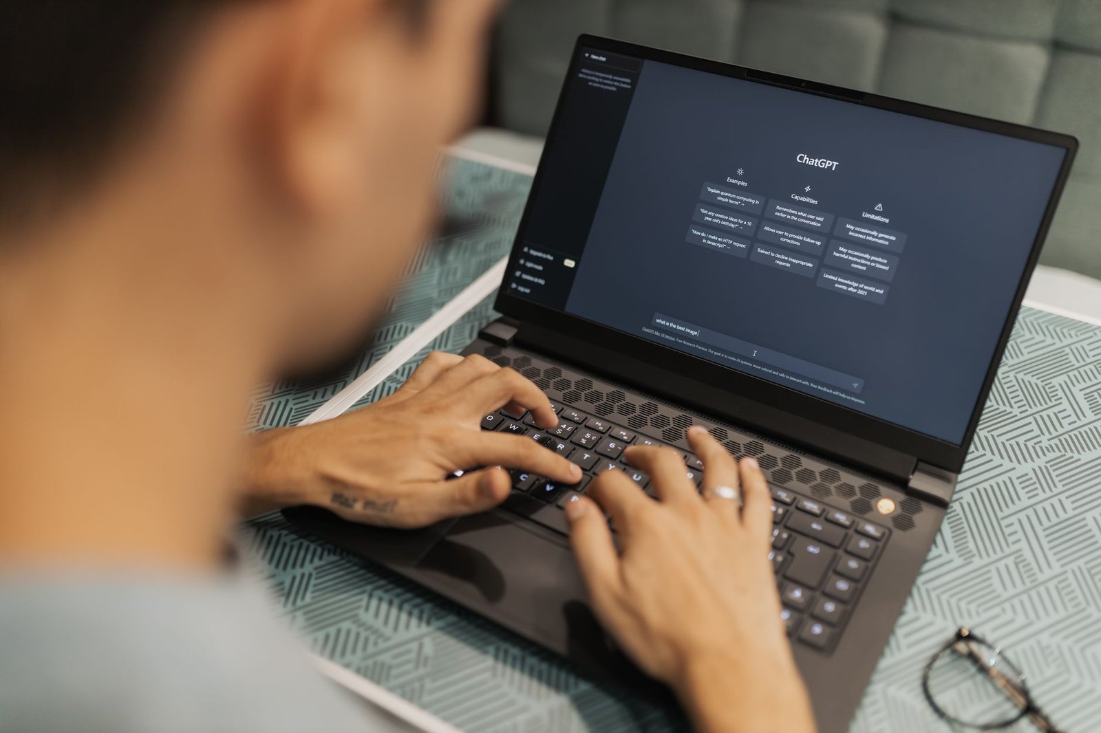 Personne apprenant à utiliser une interface d'intelligence artificielle sur un ordinateur.