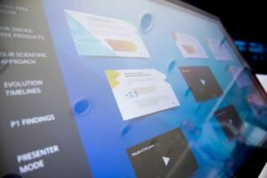 Écran tactile numérique affichant diverses données et graphiques.