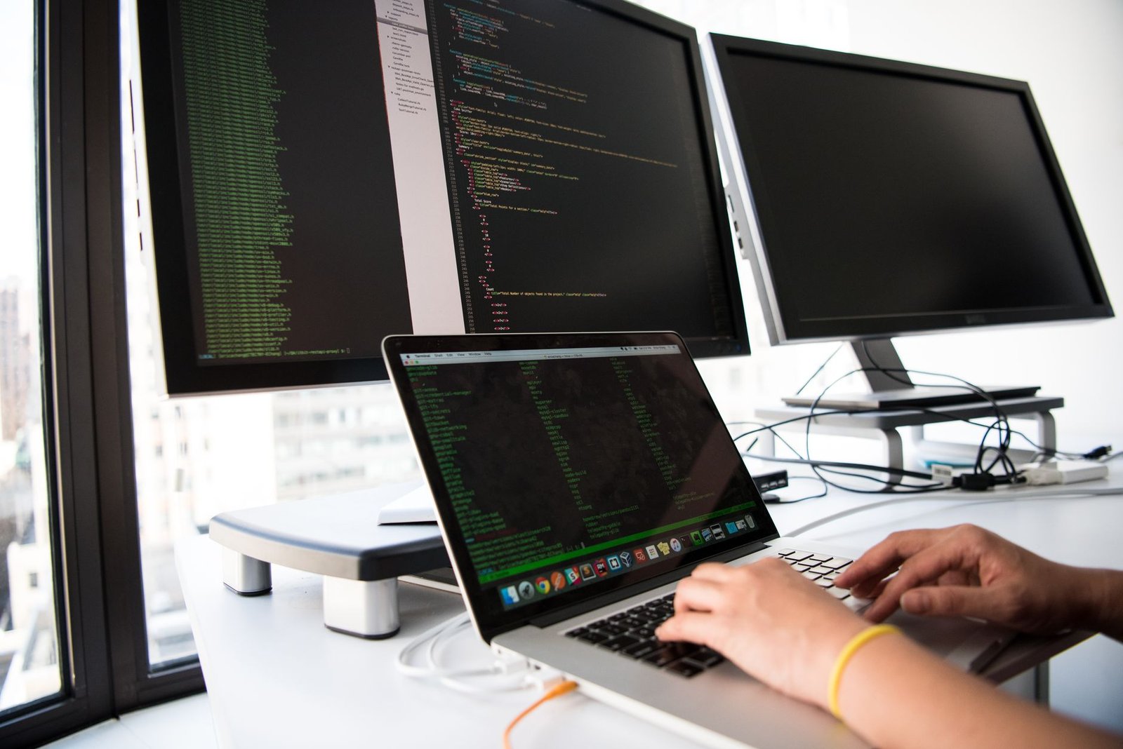 Développeur travaillant sur plusieurs écrans avec des lignes de code et des logos Docker et OVH
