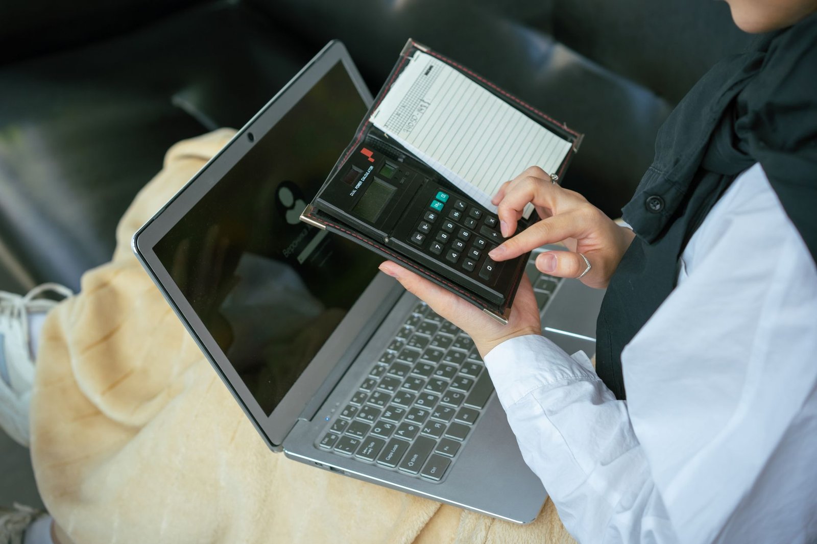 Calculatrice affichant des chiffres de budget pour un projet technologique
