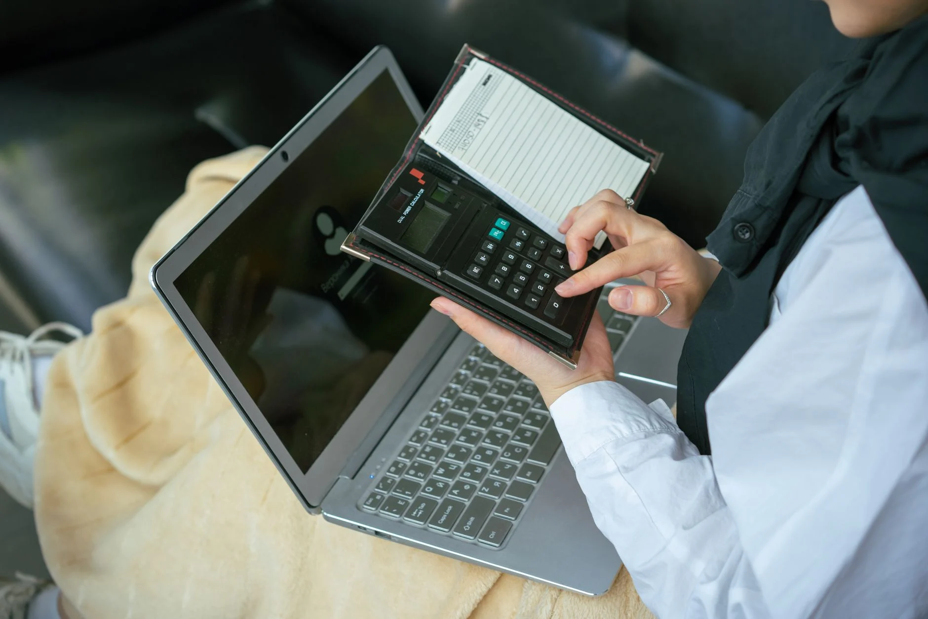 Calculatrice affichant des chiffres de budget pour un projet technologique