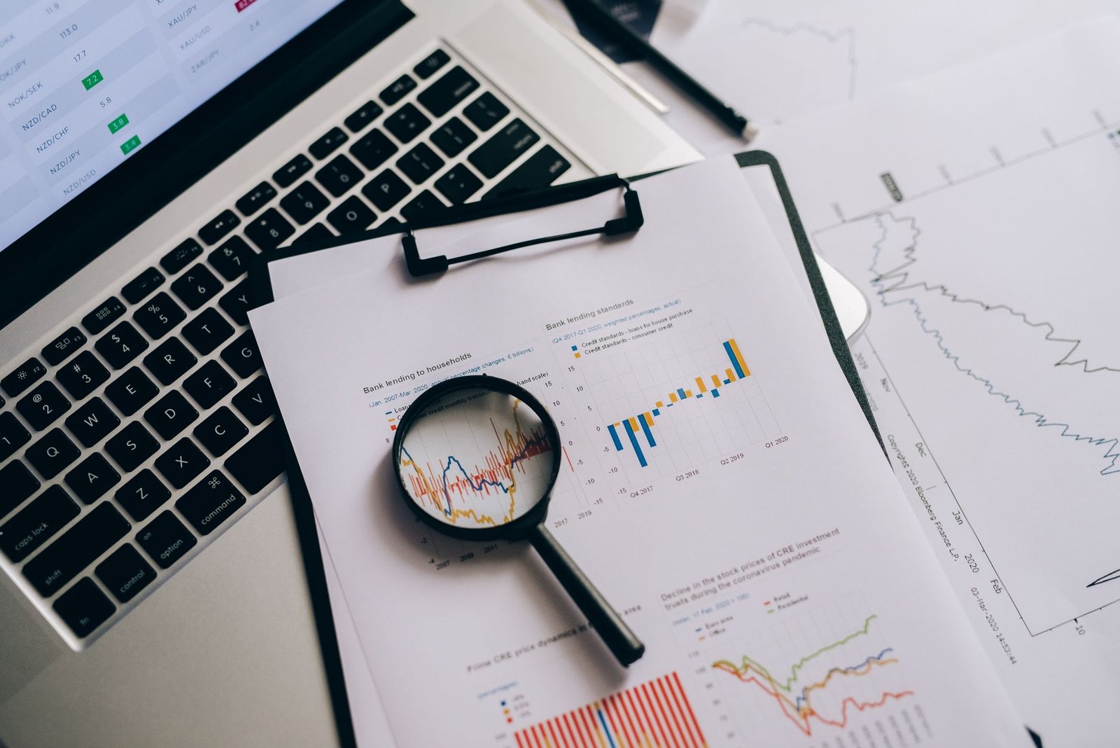 Tableau comparatif des fonctionnalités clés d'AWS Lambda et Google Cloud Functions.