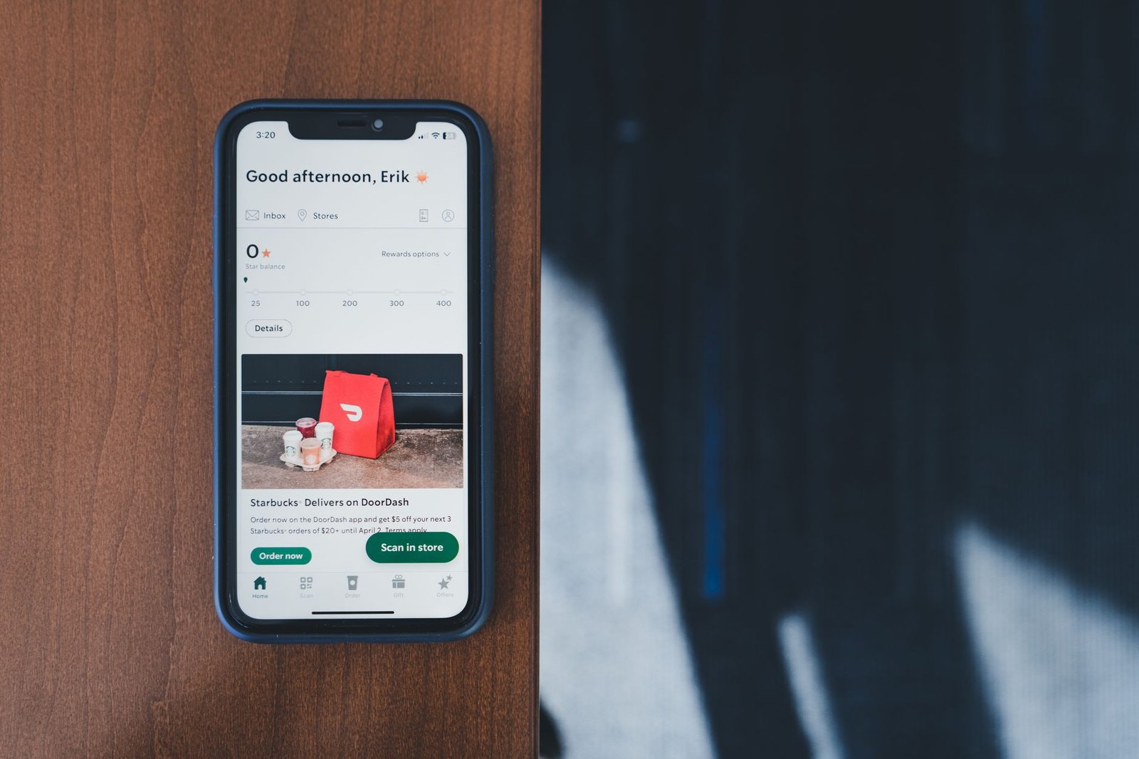 Interface utilisateur d'une application mobile de marketplace avec des fonctionnalités de recherche et de messagerie.