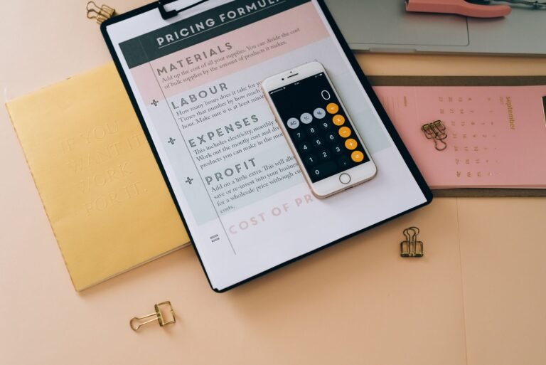 Outils professionnels organisés avec smartphone, documents et papeterie, vue de dessus.