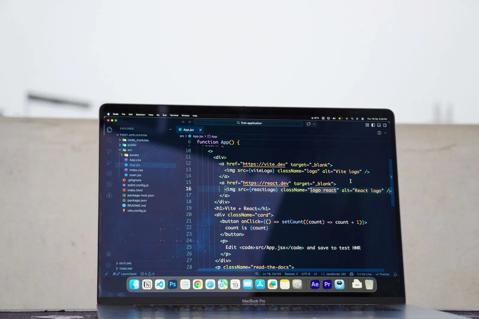 Schéma comparatif entre solutions logicielles prêtes à l'emploi et développement personnalisé pour créer site petites annonce