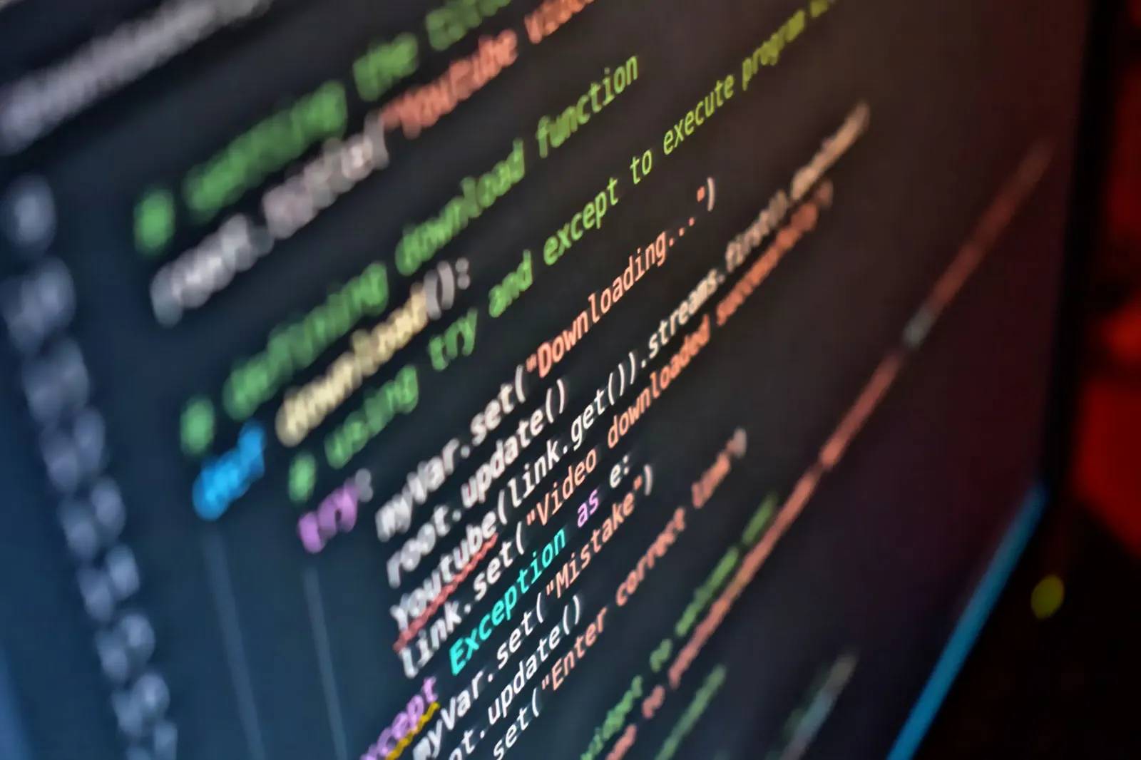 Ligne de commande affichant des instructions d'installation PHP, avec un développeur en arrière-plan.