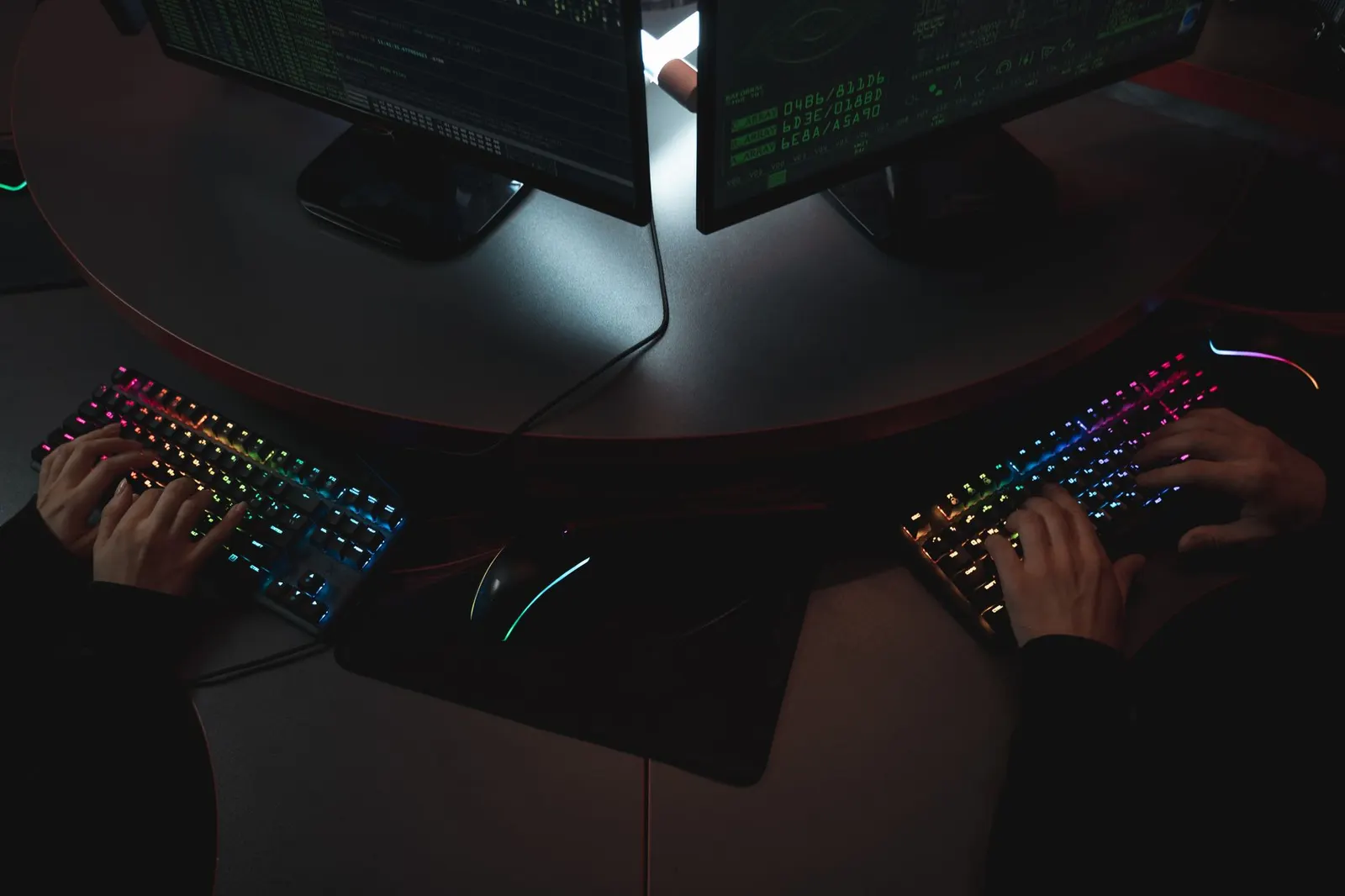 Équipe d'experts en cybersécurité travaillant sur la protection d'un site web sur des écrans d'ordinateur.