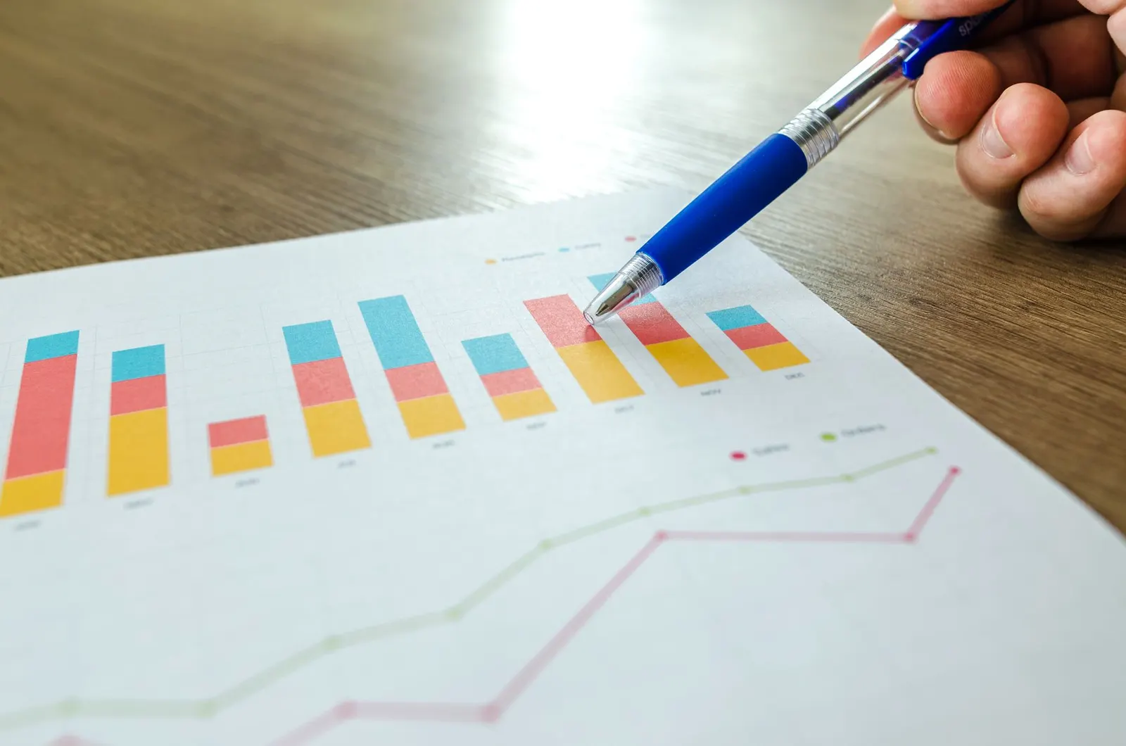 Graphique d'optimisation SEO avec des mots-clés et des flèches de trafic pour créer site petites annonces