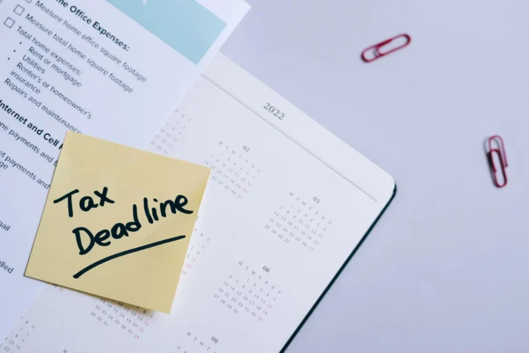 Un post-it jaune sur un calendrier met en évidence une date limite fiscale.