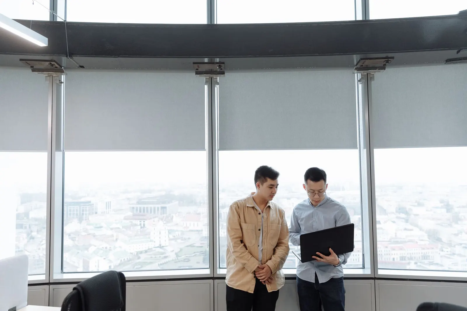 Hand pointing to collaboration options on a whiteboard, symbolizing the choice between freelance and agency.