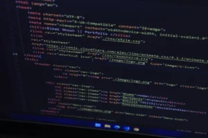 Code HTML affiché en gros plan sur un écran d'ordinateur.