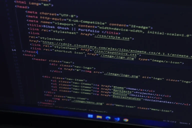 Code HTML affiché en gros plan sur un écran d'ordinateur.
