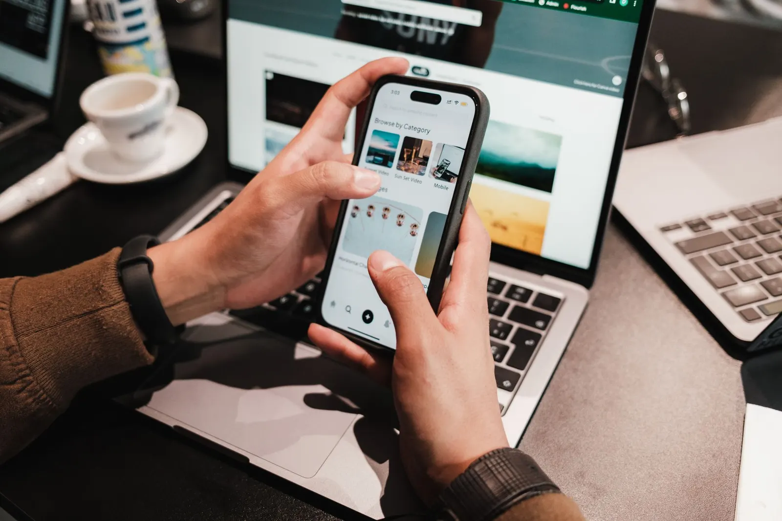 Smartphone affichant une PWA installée sur l'écran d'accueil d'un petit commerce.