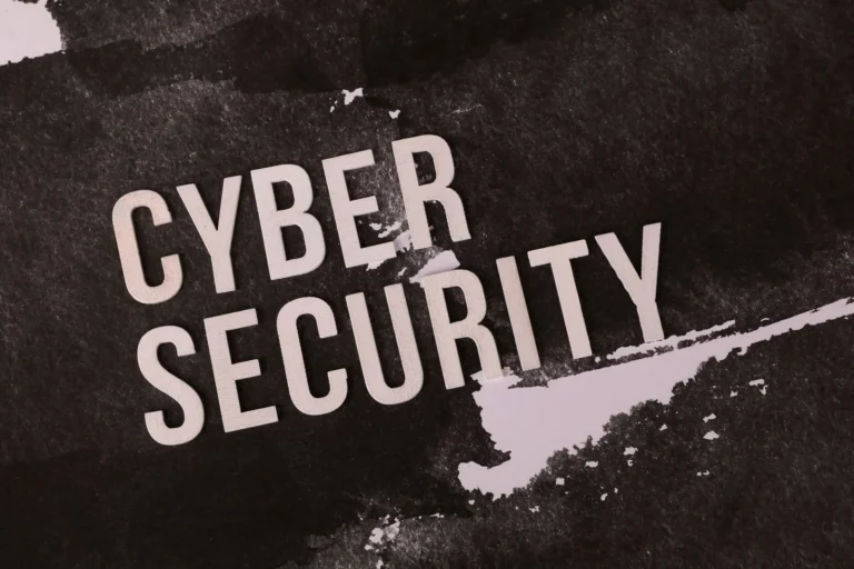 Concept de cybersécurité sur fond grunge, soulignant l'importance de la protection numérique.