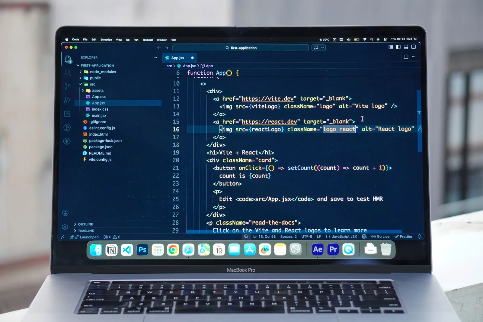 Logos de Flutter et React Native côte à côte sur un écran d'ordinateur.