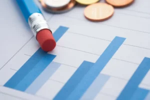 Graphiques à barres, crayon et pièces de monnaie symbolisant l'analyse financière.