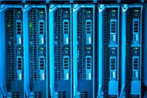 Racks de serveurs éclairés, infrastructure technologique moderne.