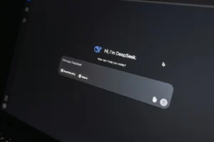 Interface de chat DeepSeek AI sur un écran d'ordinateur portable, en gros plan, faible lumière.