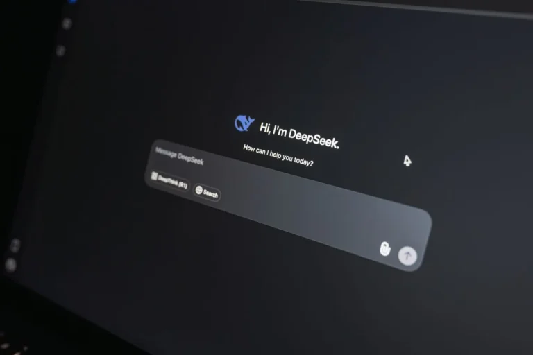 Interface de chat DeepSeek AI sur un écran d'ordinateur portable, en gros plan, faible lumière.