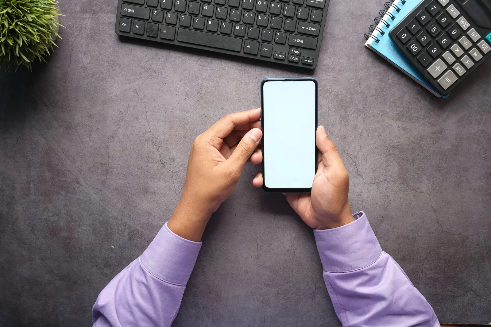 Développeur mobile travaillant sur un écran d'ordinateur avec des icônes d'applications