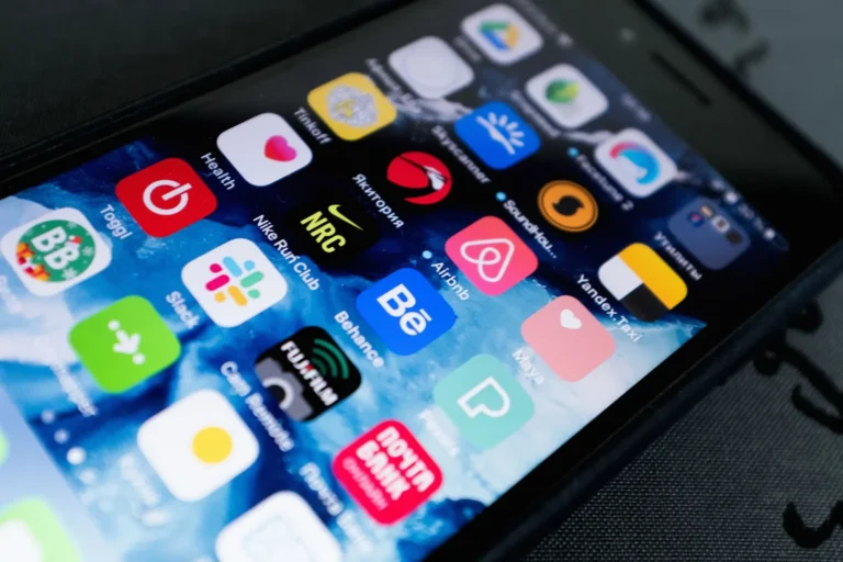 Écran de smartphone affichant plusieurs icônes d'applications, soulignant l'utilisation de la technologie.