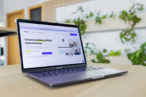 Ordinateur portable affichant un site e-commerce, dans un bureau moderne.