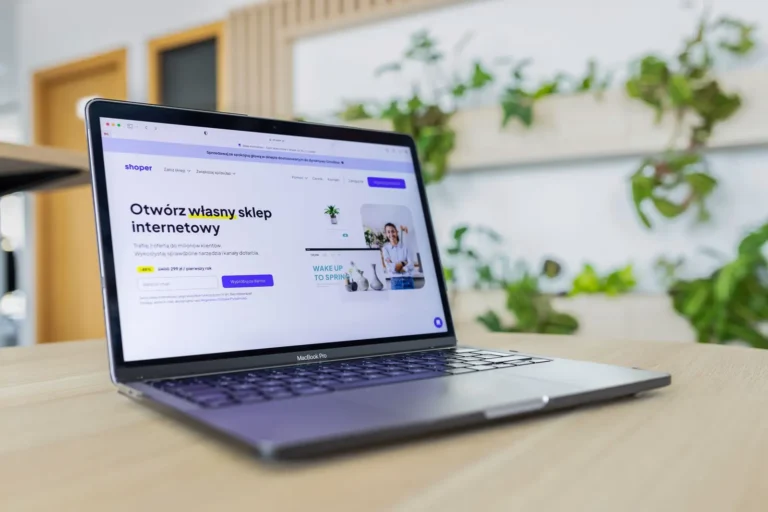 Ordinateur portable affichant un site e-commerce, dans un bureau moderne.