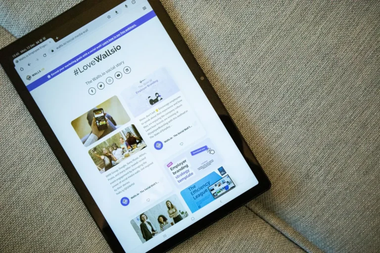 Tablette sur un canapé affichant l'interface du site web Wallis.io.