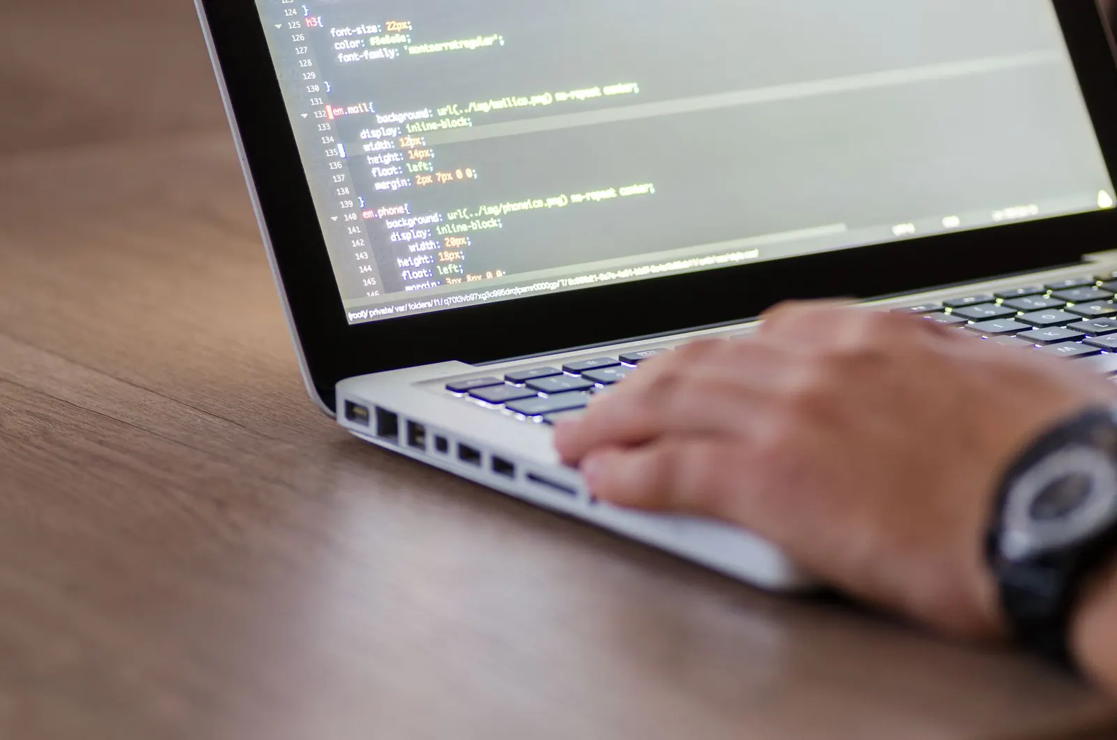 Équipe au travail, Quelles sont les 3 meilleures agences de développement de logiciels à Île Maurice ?