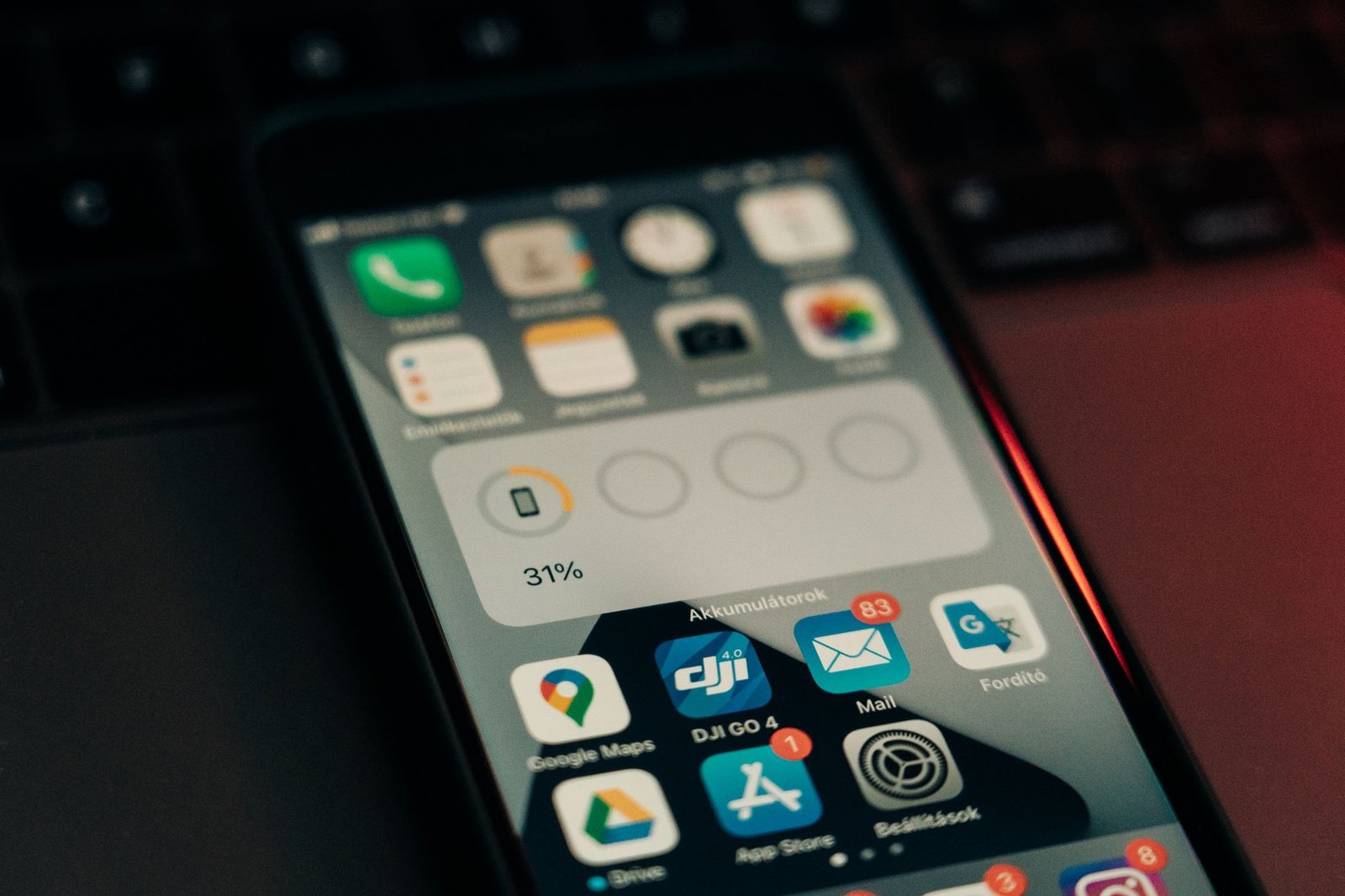 Icônes représentant les frais de publication et de maintenance d'une application mobile